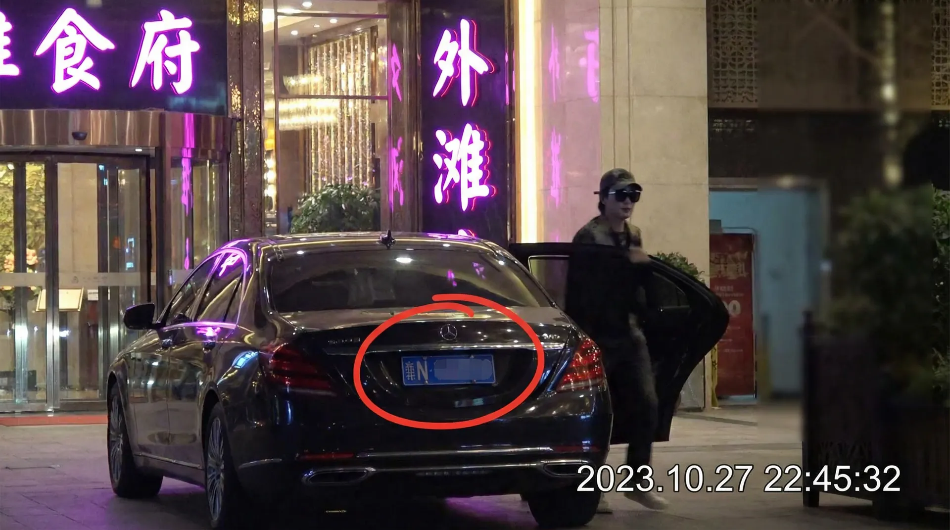 51暗网官网-深网资讯|暗网独家爆料|51暗网平台 - 豪车餐厅外被拍